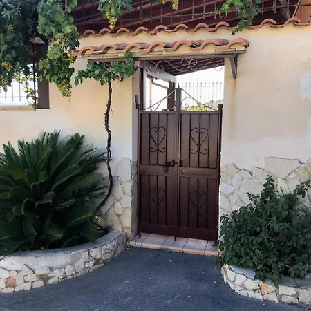 Holiday home Casetta Con Piscina E Giardino *