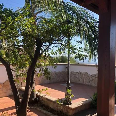 Casetta Con Piscina E Giardino Holiday home *